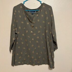 🌿 Karen Scott Plus 2X Gold Leaf Print Henley Top Olive Green 3/4 Sleeve